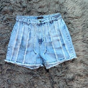 High waisted detailed shorts